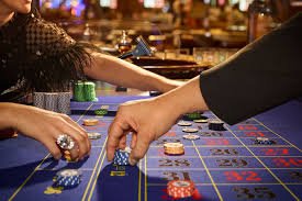 Pengguna mobile membaca deposit game777